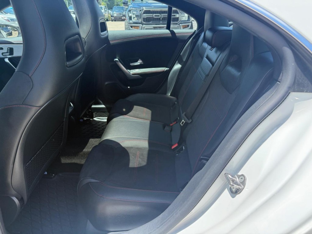 Mercedes-Benz CLA Vehicle Full-screen Gallery Image 18