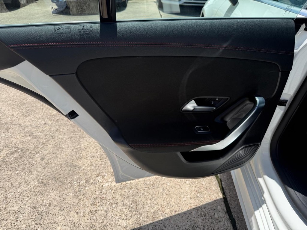 Mercedes-Benz CLA Vehicle Full-screen Gallery Image 19