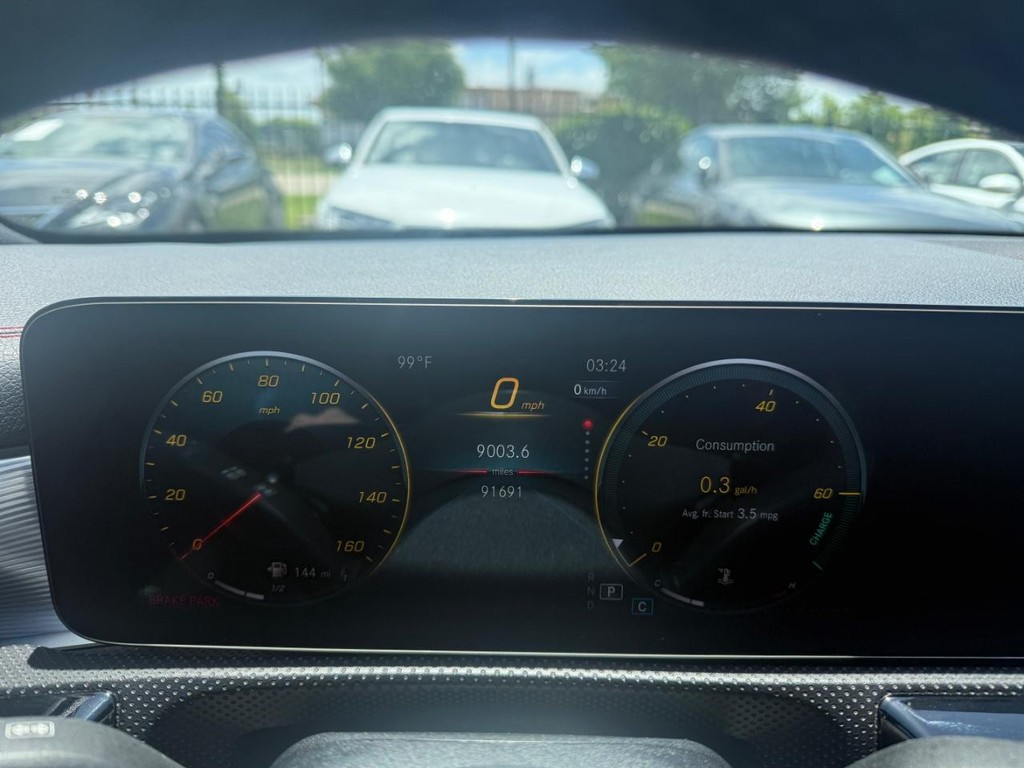 Mercedes-Benz CLA Vehicle Full-screen Gallery Image 21