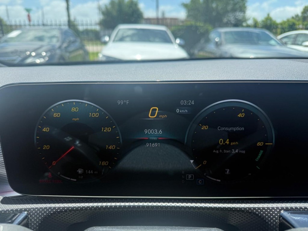 Mercedes-Benz CLA Vehicle Full-screen Gallery Image 22