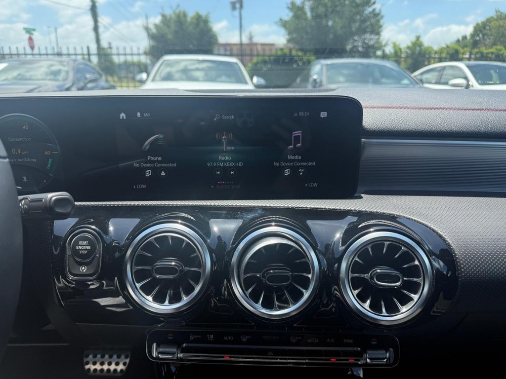 Mercedes-Benz CLA Vehicle Full-screen Gallery Image 23