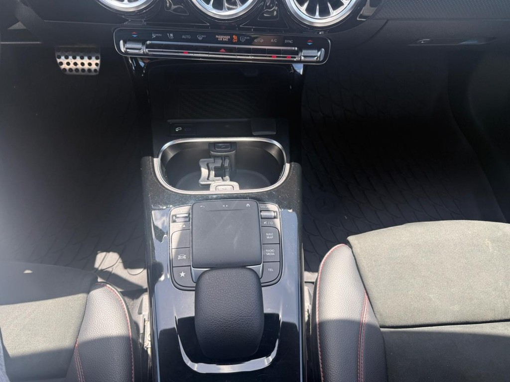 Mercedes-Benz CLA Vehicle Full-screen Gallery Image 24