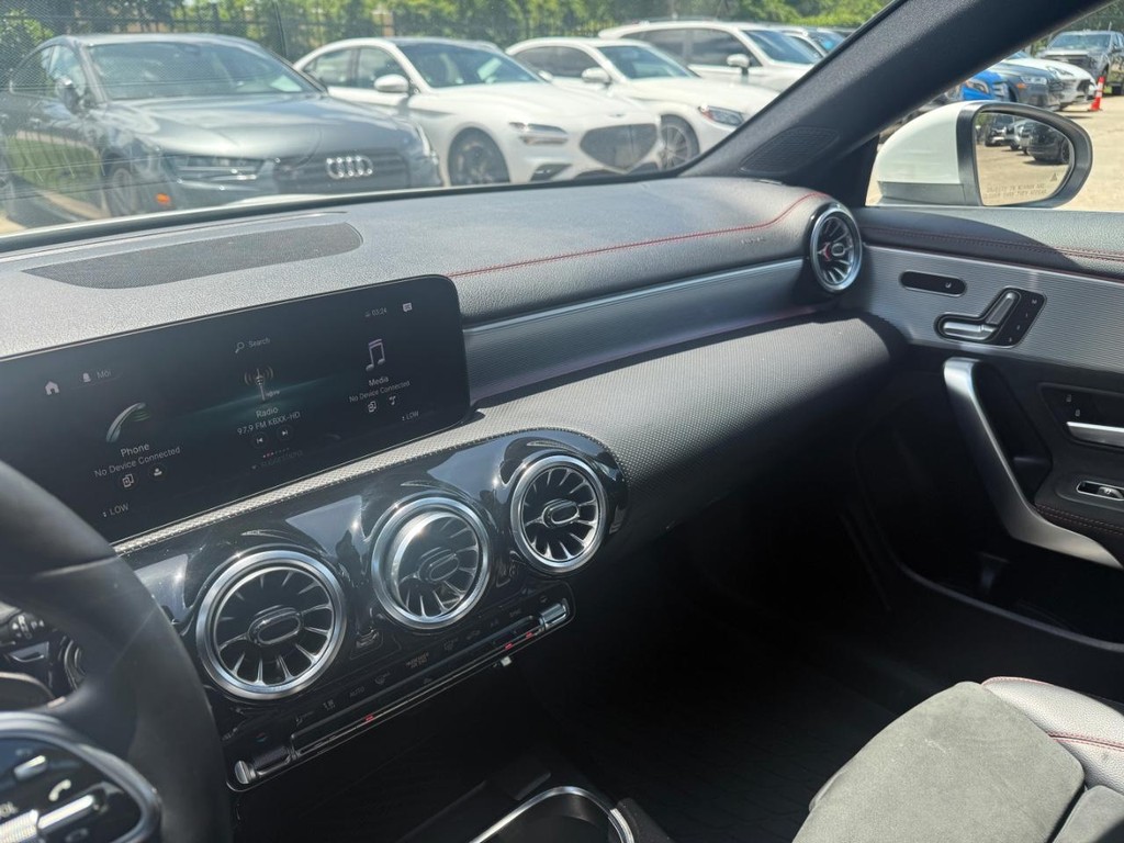 Mercedes-Benz CLA Vehicle Full-screen Gallery Image 25