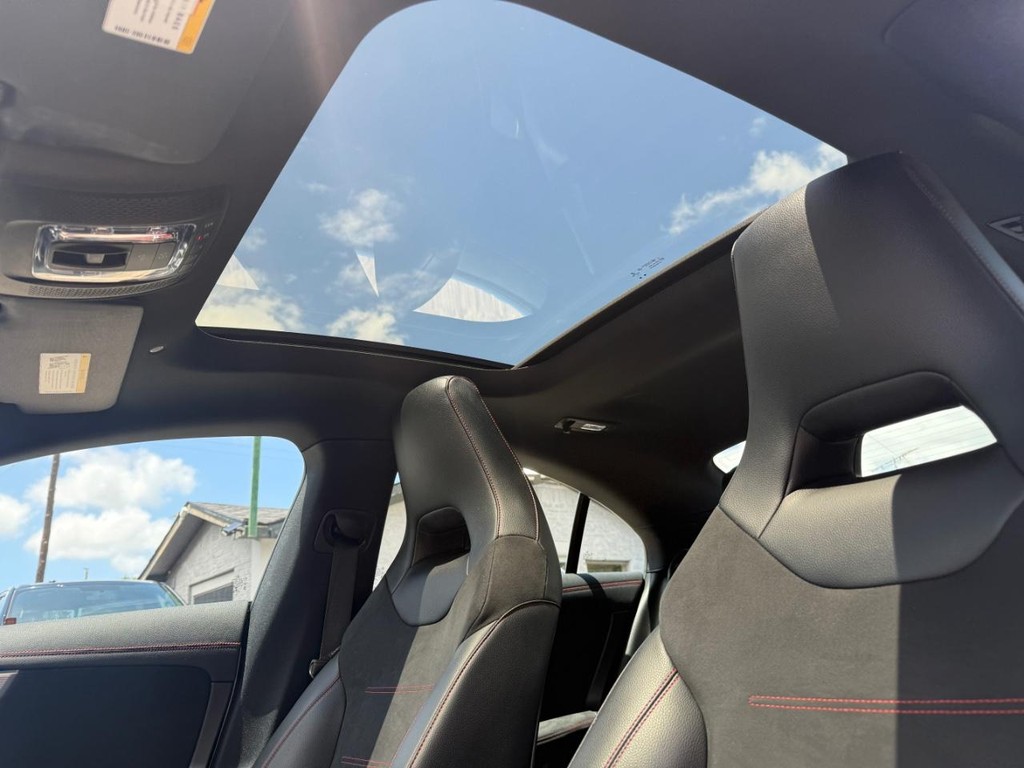 Mercedes-Benz CLA Vehicle Full-screen Gallery Image 27