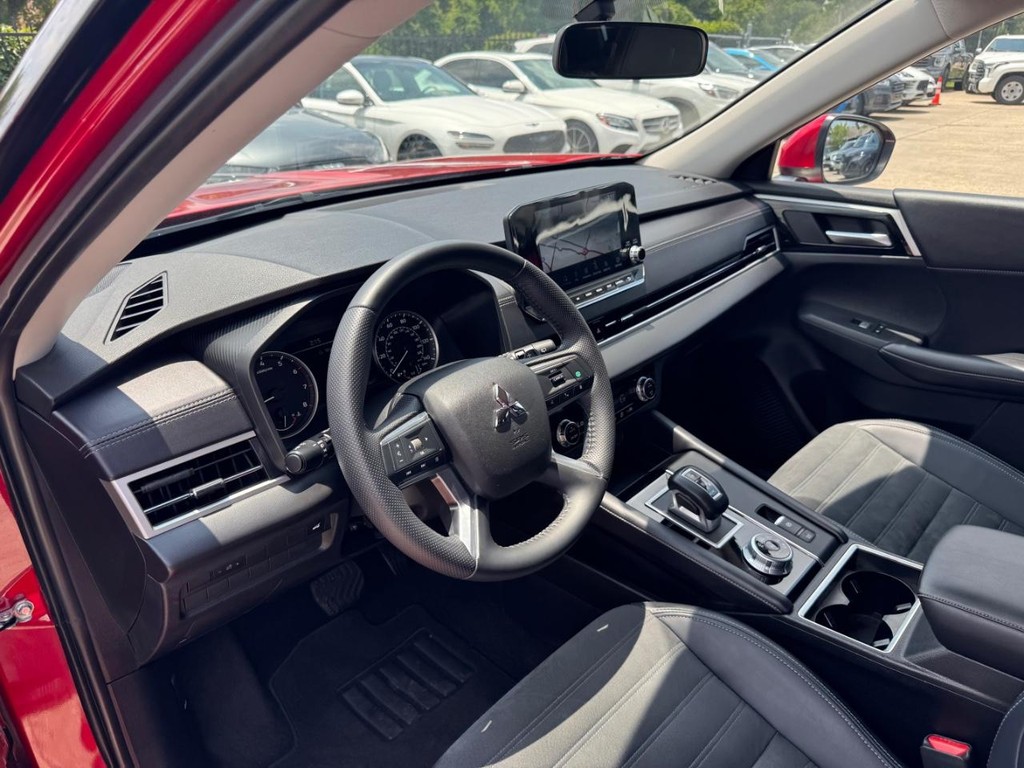 Mitsubishi Outlander Vehicle Full-screen Gallery Image 10