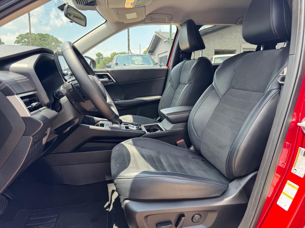 Mitsubishi Outlander Vehicle Full-screen Gallery Image 11