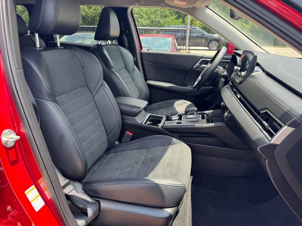 Mitsubishi Outlander Vehicle Full-screen Gallery Image 14