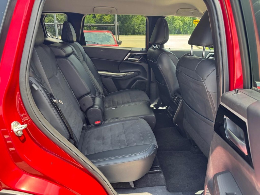 Mitsubishi Outlander Vehicle Full-screen Gallery Image 16