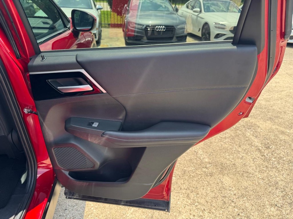 Mitsubishi Outlander Vehicle Full-screen Gallery Image 17