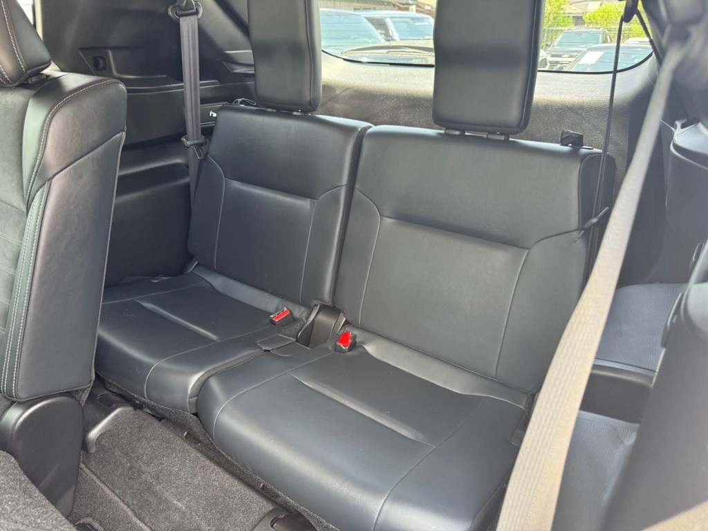 Mitsubishi Outlander Vehicle Full-screen Gallery Image 21