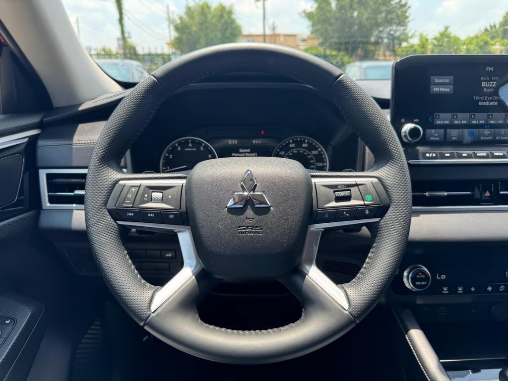 Mitsubishi Outlander Vehicle Full-screen Gallery Image 22