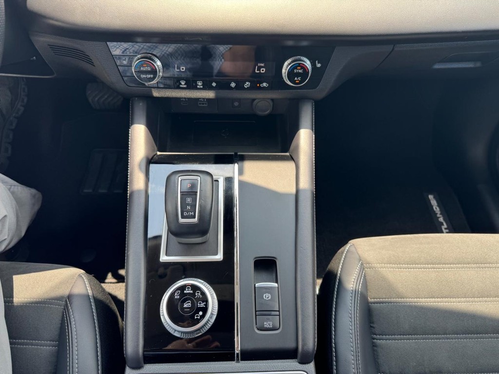Mitsubishi Outlander Vehicle Full-screen Gallery Image 27