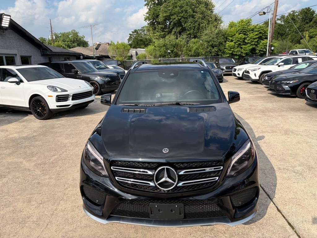 Mercedes-Benz GLE 43 AMG Vehicle Full-screen Gallery Image 03