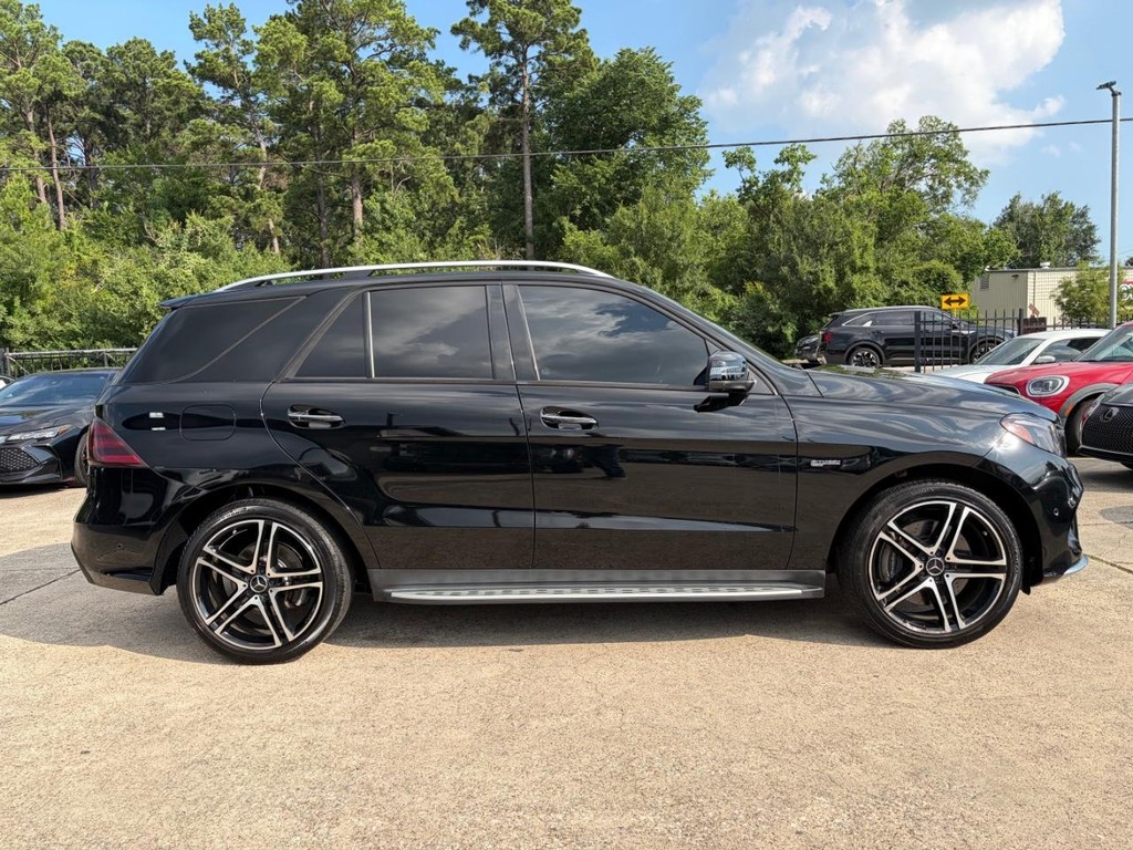 Mercedes-Benz GLE 43 AMG Vehicle Full-screen Gallery Image 05