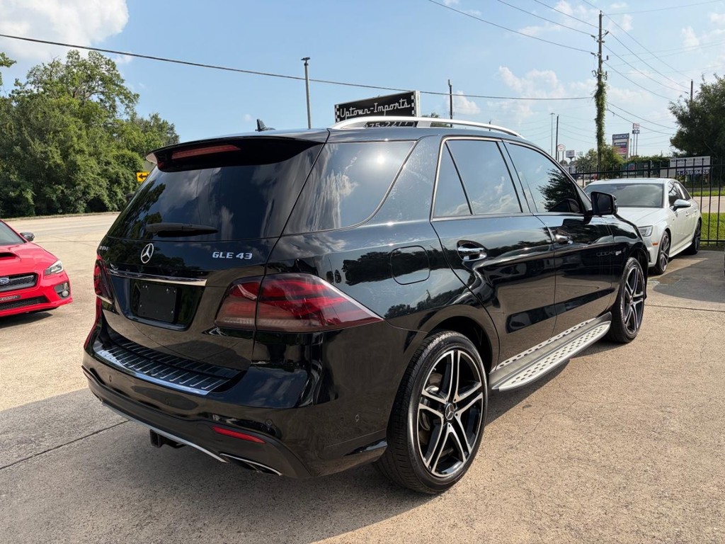Mercedes-Benz GLE 43 AMG Vehicle Full-screen Gallery Image 06