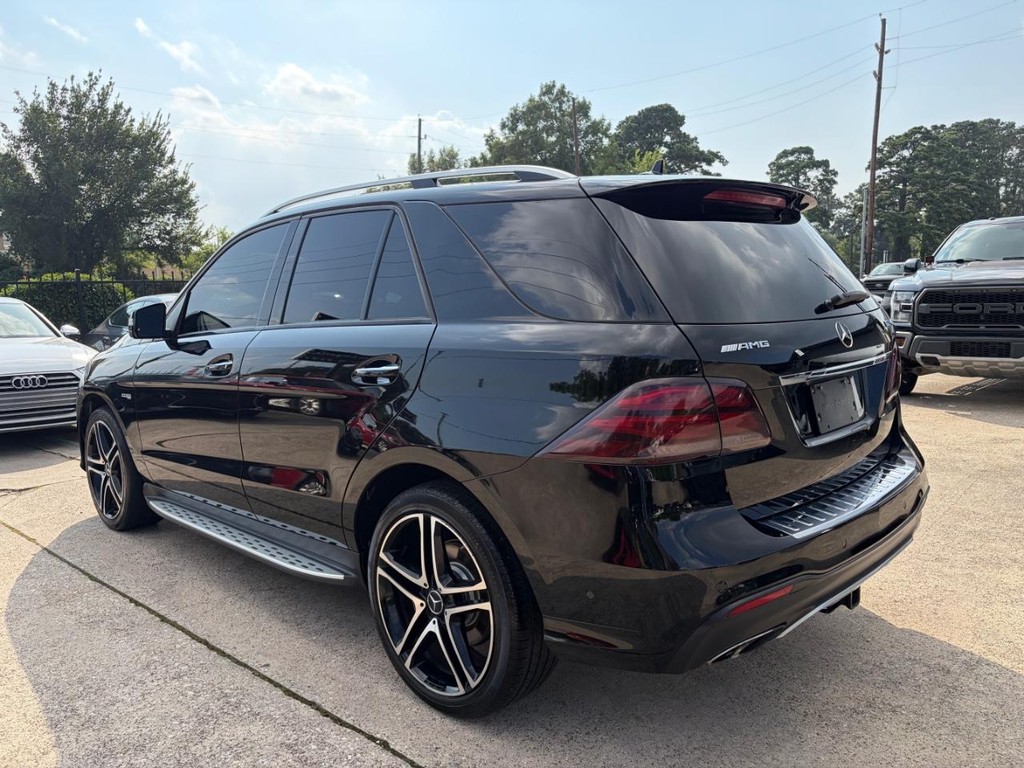 Mercedes-Benz GLE 43 AMG Vehicle Full-screen Gallery Image 08