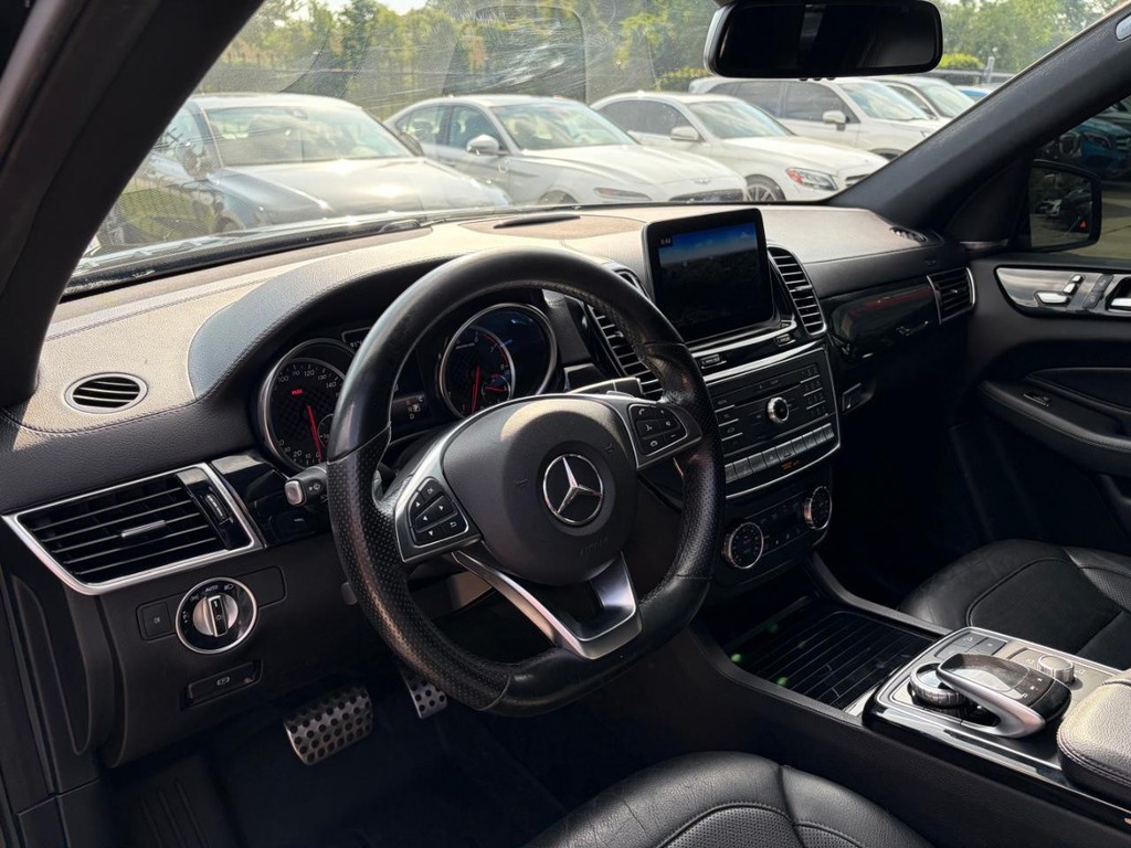 Mercedes-Benz GLE 43 AMG Vehicle Full-screen Gallery Image 10