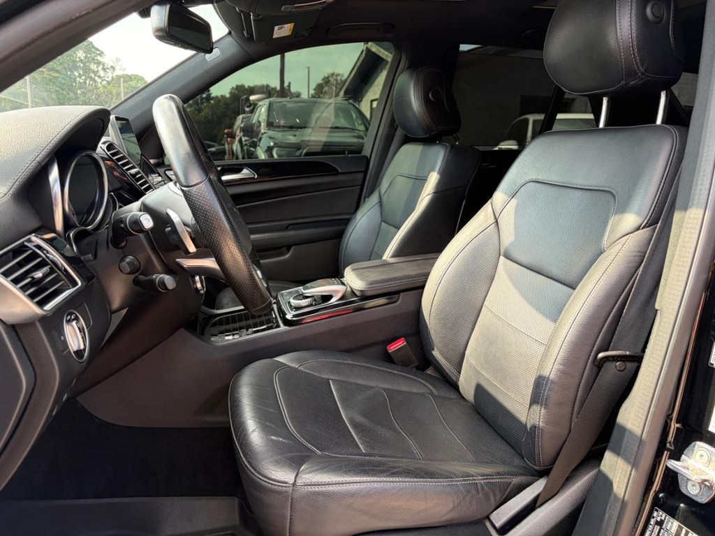 Mercedes-Benz GLE 43 AMG Vehicle Full-screen Gallery Image 11