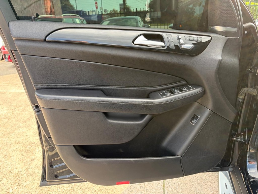 Mercedes-Benz GLE 43 AMG Vehicle Full-screen Gallery Image 12