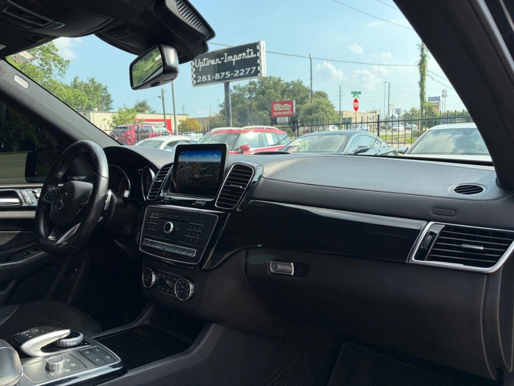 Mercedes-Benz GLE 43 AMG Vehicle Full-screen Gallery Image 13