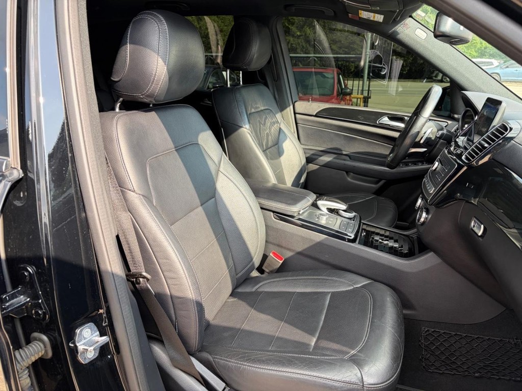 Mercedes-Benz GLE 43 AMG Vehicle Full-screen Gallery Image 14