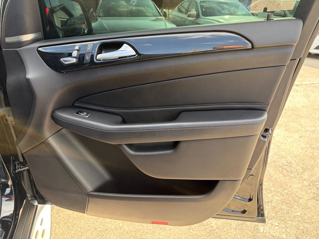 Mercedes-Benz GLE 43 AMG Vehicle Full-screen Gallery Image 15