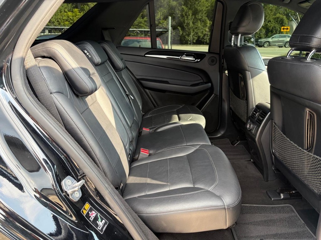 Mercedes-Benz GLE 43 AMG Vehicle Full-screen Gallery Image 16