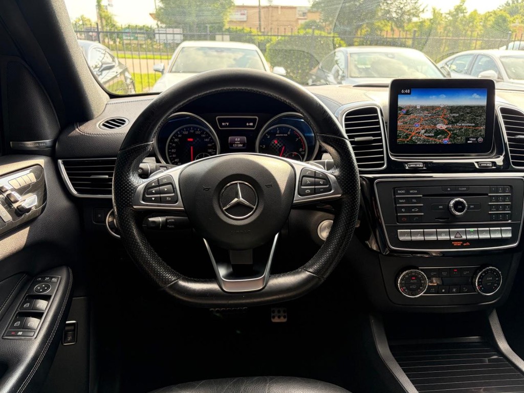 Mercedes-Benz GLE 43 AMG Vehicle Full-screen Gallery Image 20