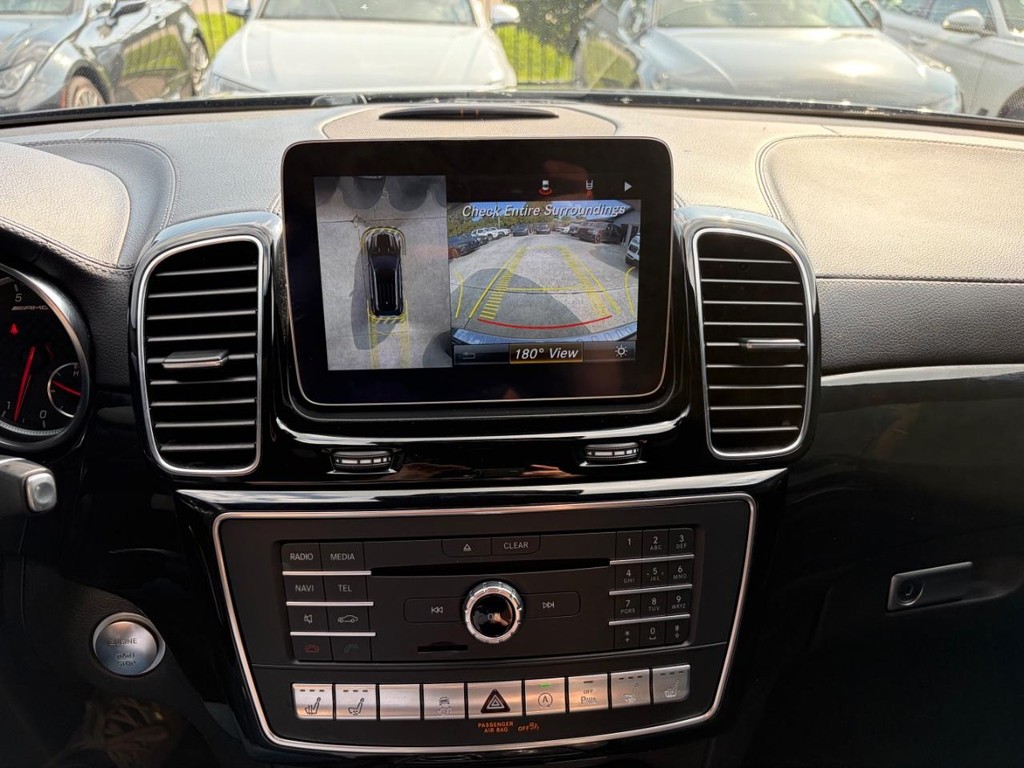 Mercedes-Benz GLE 43 AMG Vehicle Full-screen Gallery Image 23