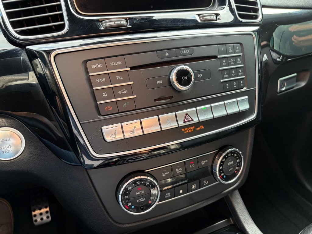 Mercedes-Benz GLE 43 AMG Vehicle Full-screen Gallery Image 24