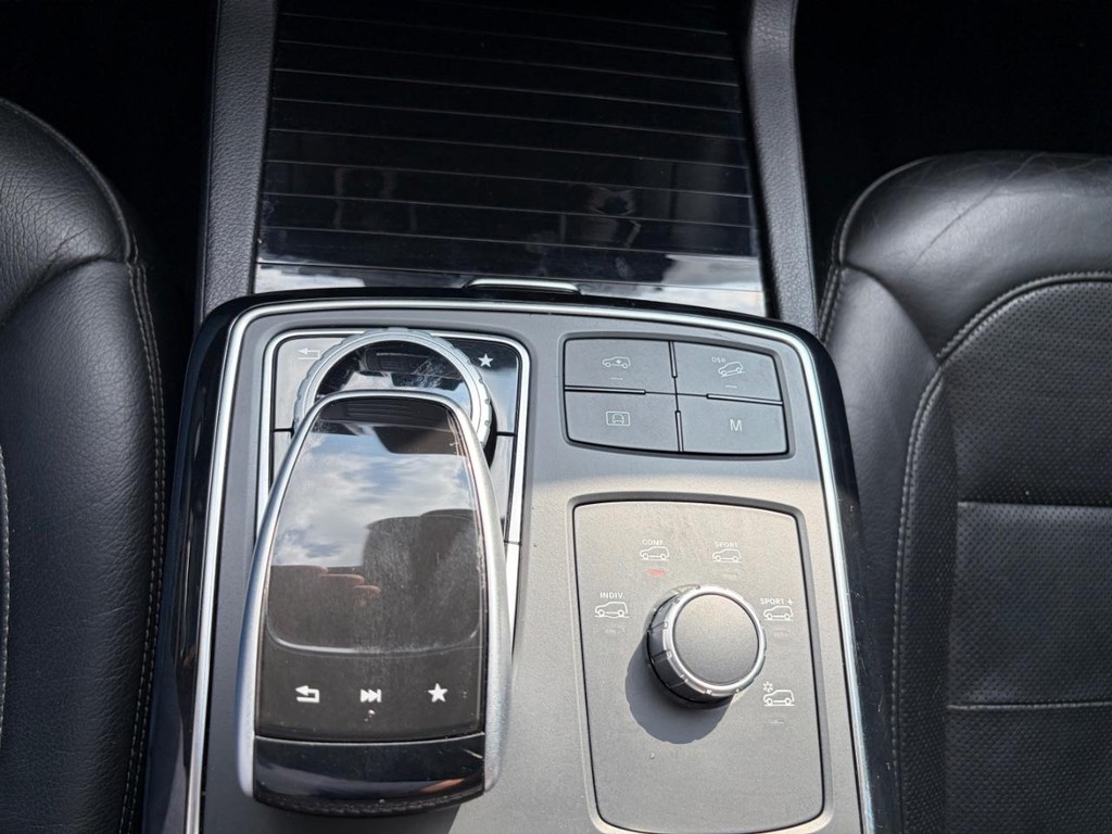 Mercedes-Benz GLE 43 AMG Vehicle Full-screen Gallery Image 25