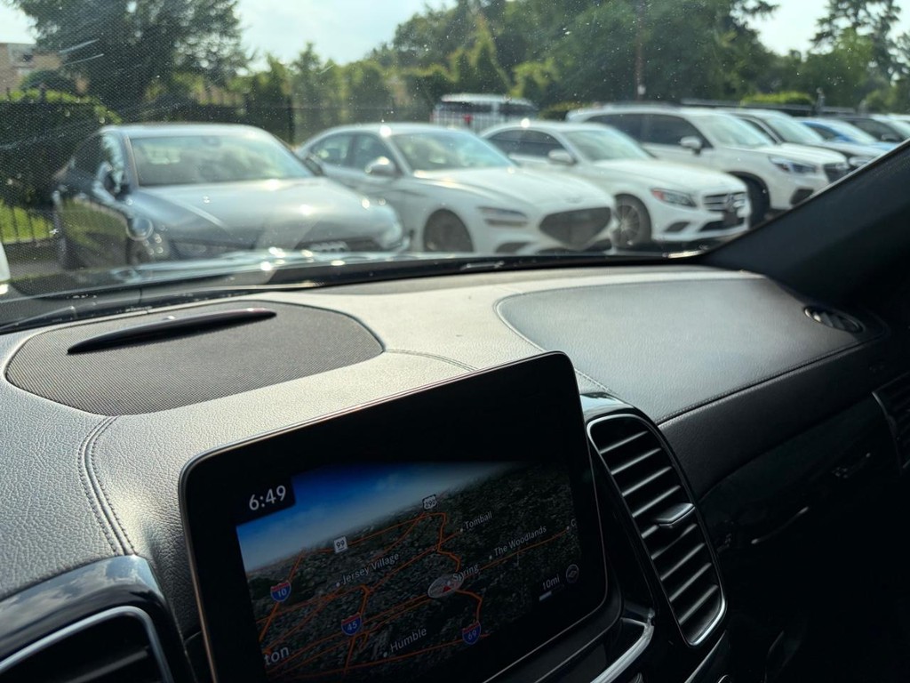 Mercedes-Benz GLE 43 AMG Vehicle Full-screen Gallery Image 26