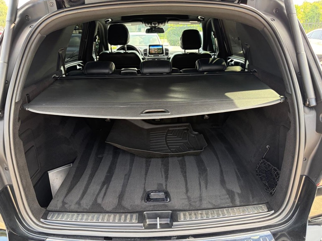 Mercedes-Benz GLE 43 AMG Vehicle Full-screen Gallery Image 28