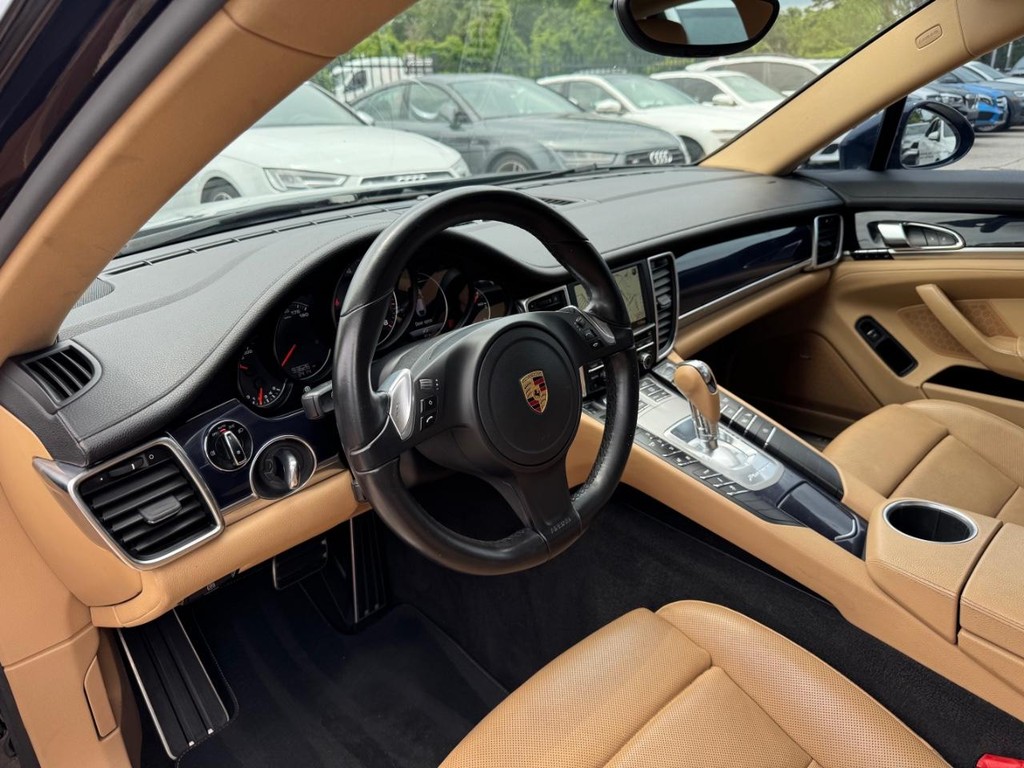 Porsche Panamera Vehicle Full-screen Gallery Image 10