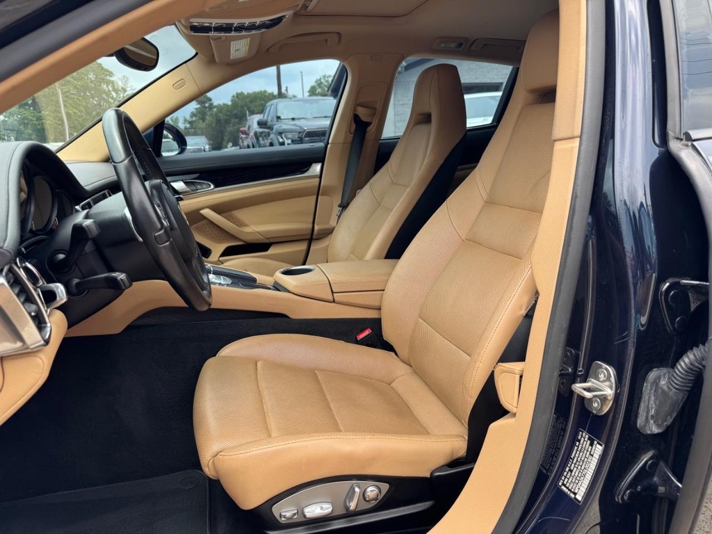 Porsche Panamera Vehicle Full-screen Gallery Image 11