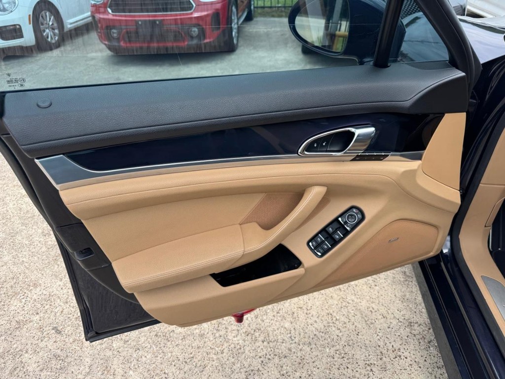 Porsche Panamera Vehicle Full-screen Gallery Image 12