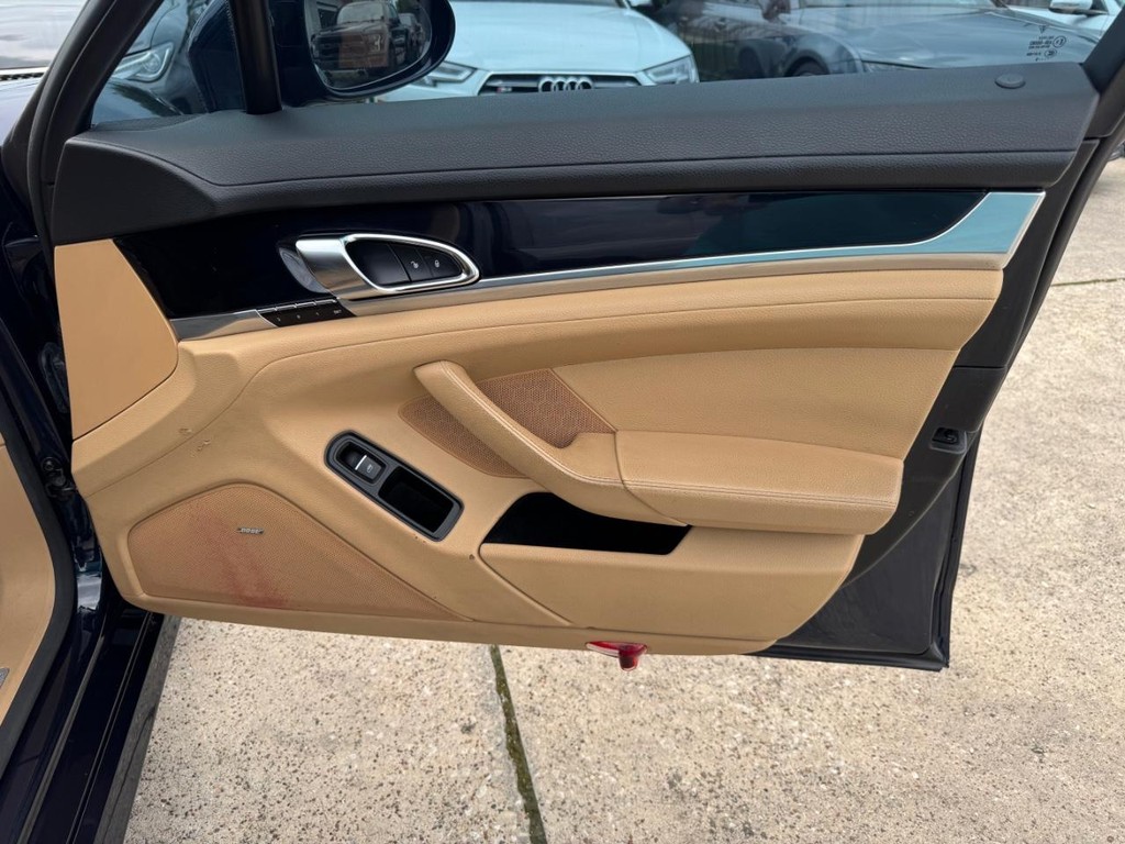 Porsche Panamera Vehicle Full-screen Gallery Image 15