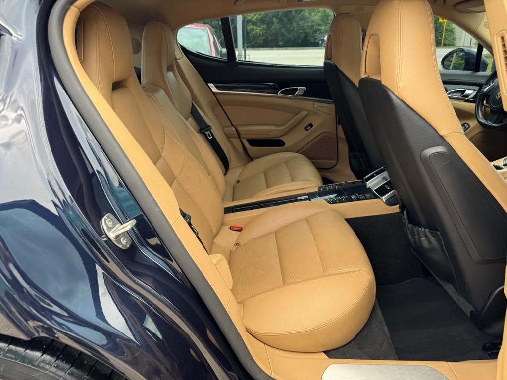 Porsche Panamera Vehicle Full-screen Gallery Image 16