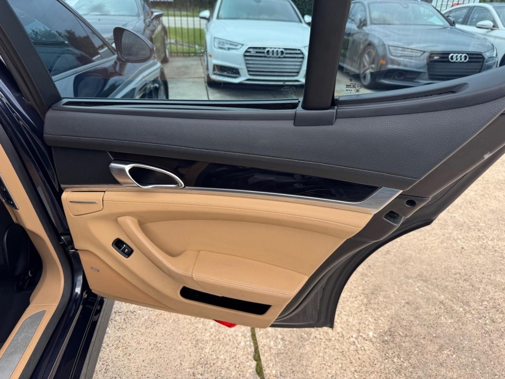 Porsche Panamera Vehicle Full-screen Gallery Image 17