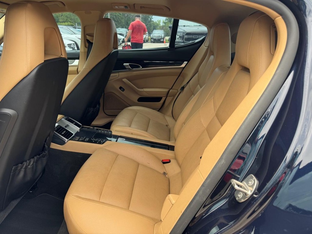 Porsche Panamera Vehicle Full-screen Gallery Image 18