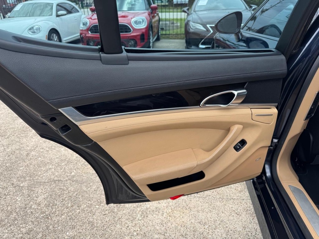 Porsche Panamera Vehicle Full-screen Gallery Image 19