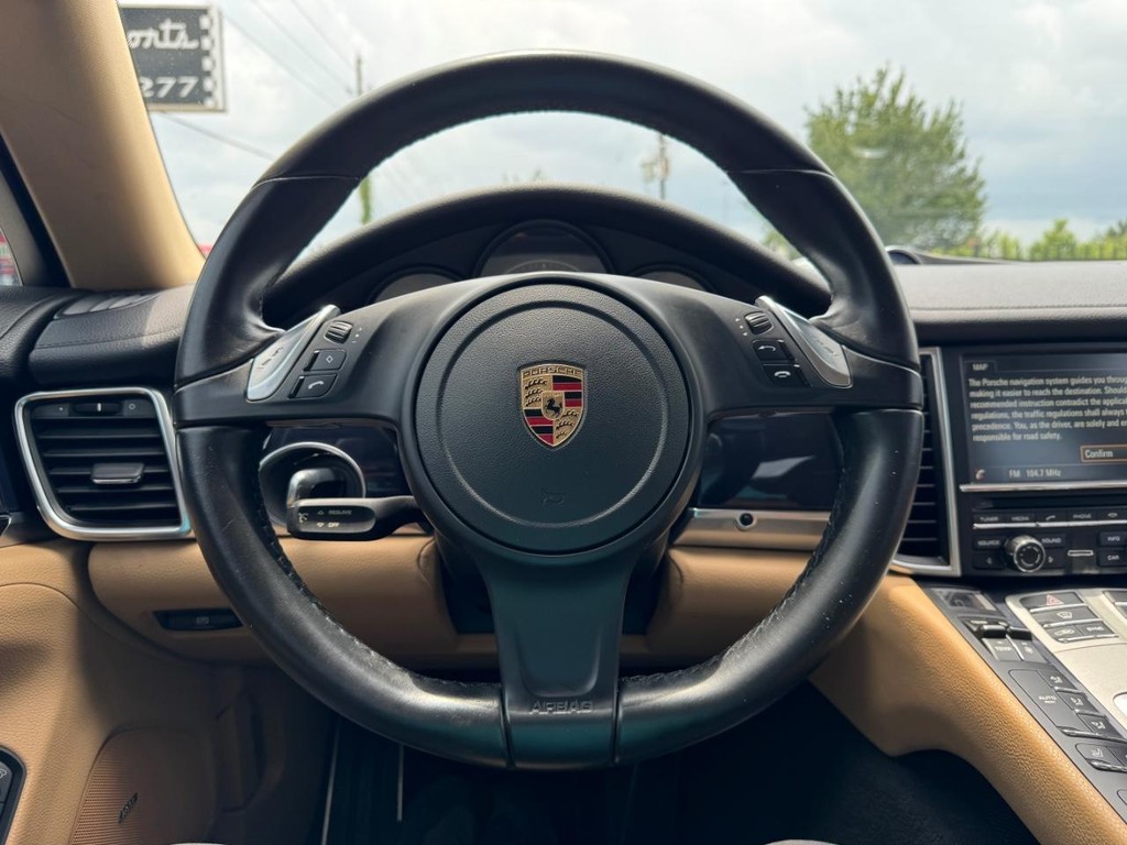 Porsche Panamera Vehicle Full-screen Gallery Image 20