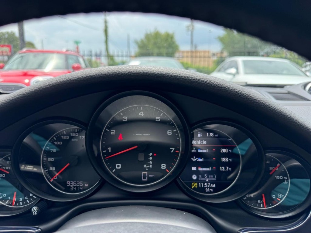 Porsche Panamera Vehicle Full-screen Gallery Image 21