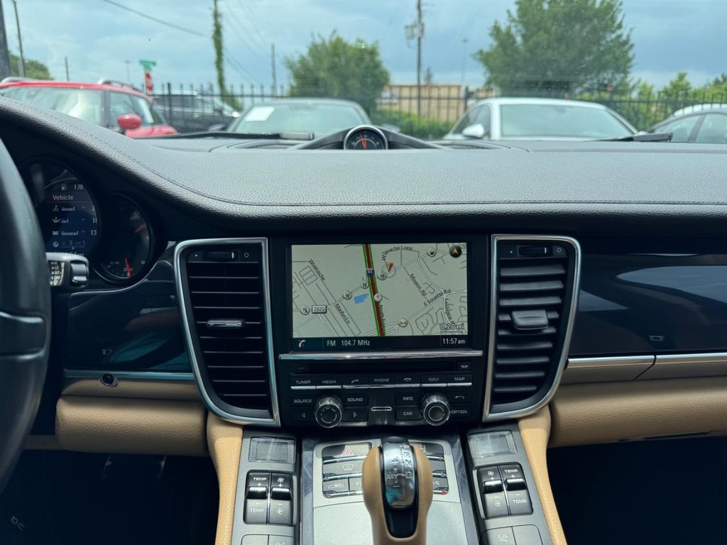 Porsche Panamera Vehicle Full-screen Gallery Image 22