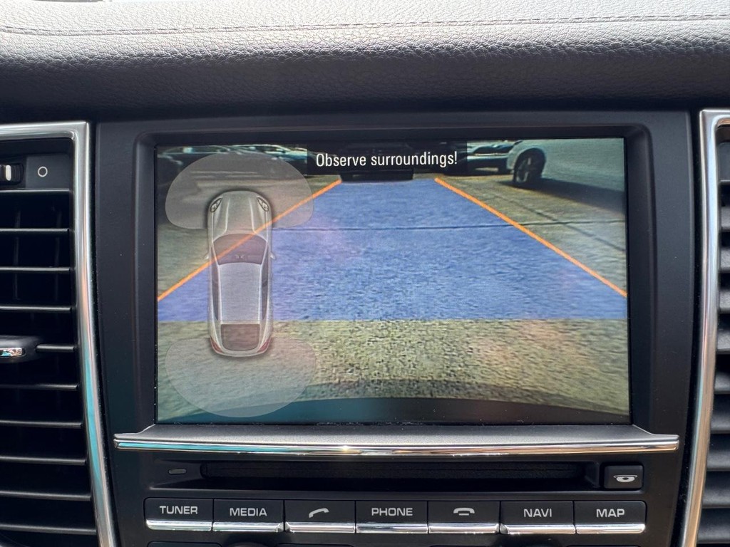 Porsche Panamera Vehicle Full-screen Gallery Image 24