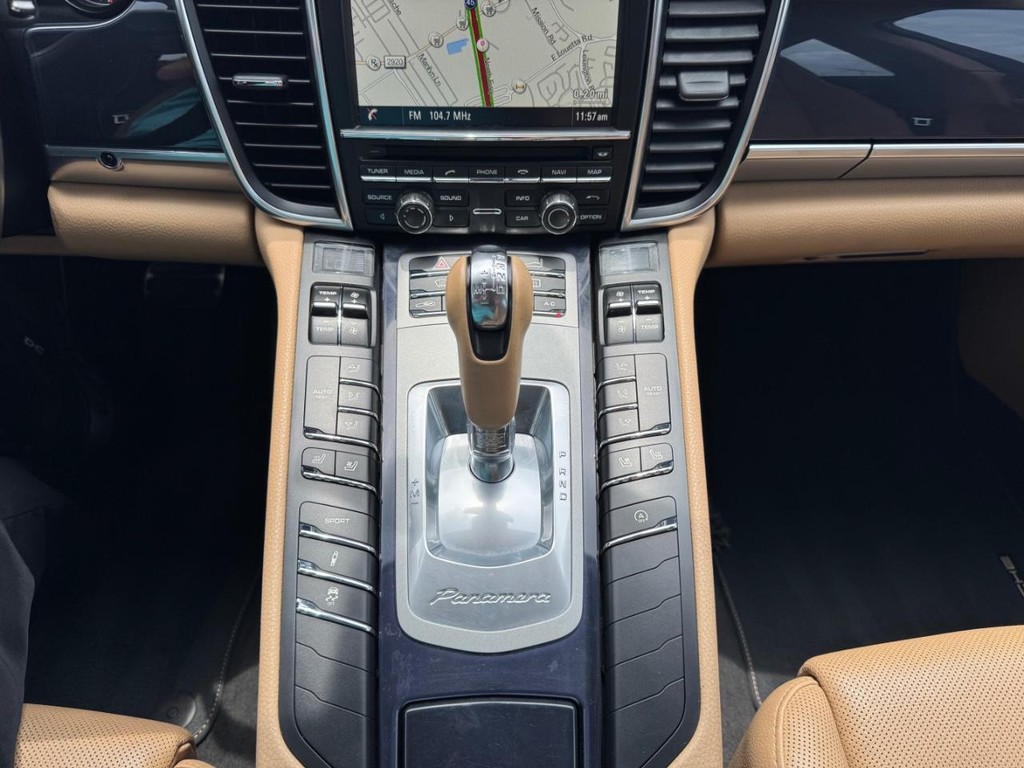 Porsche Panamera Vehicle Full-screen Gallery Image 25