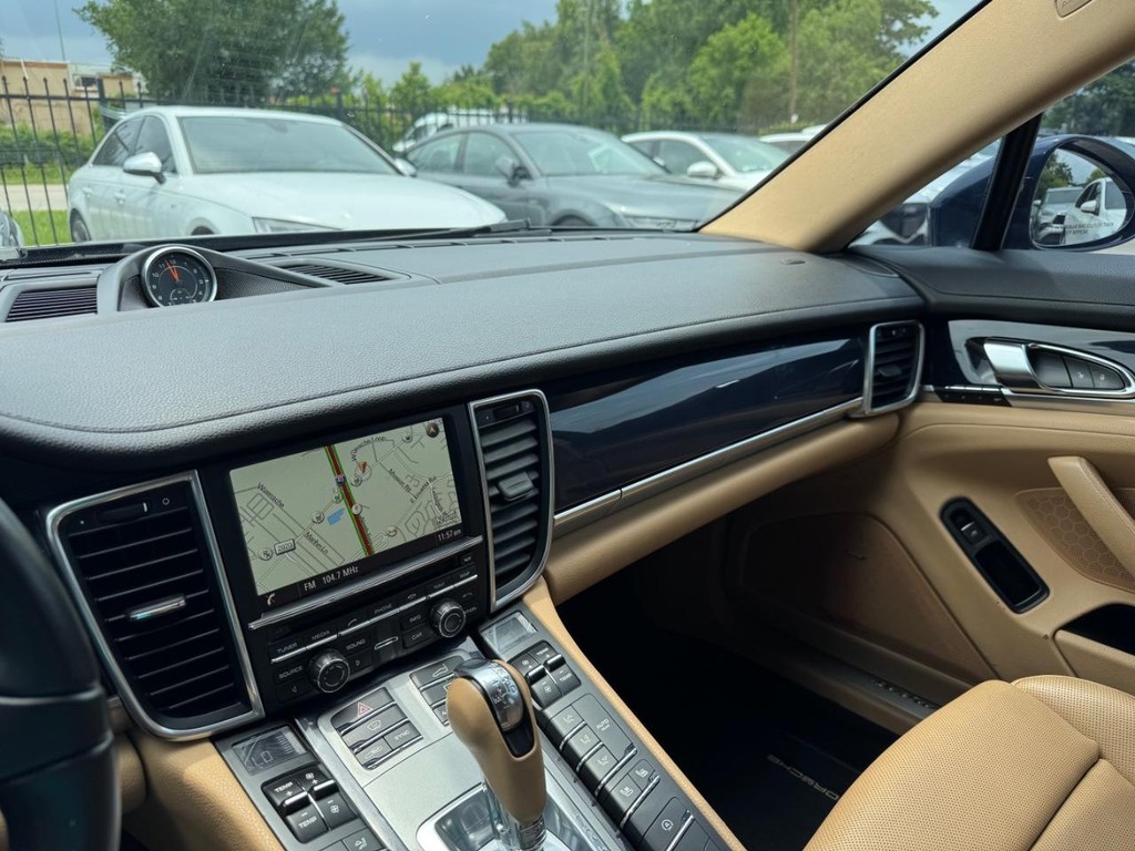 Porsche Panamera Vehicle Full-screen Gallery Image 26