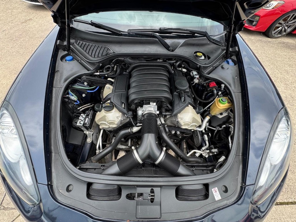 Porsche Panamera Vehicle Full-screen Gallery Image 29