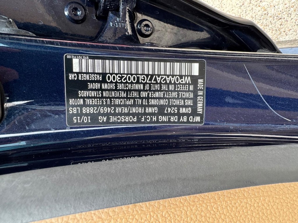 Porsche Panamera Vehicle Full-screen Gallery Image 30
