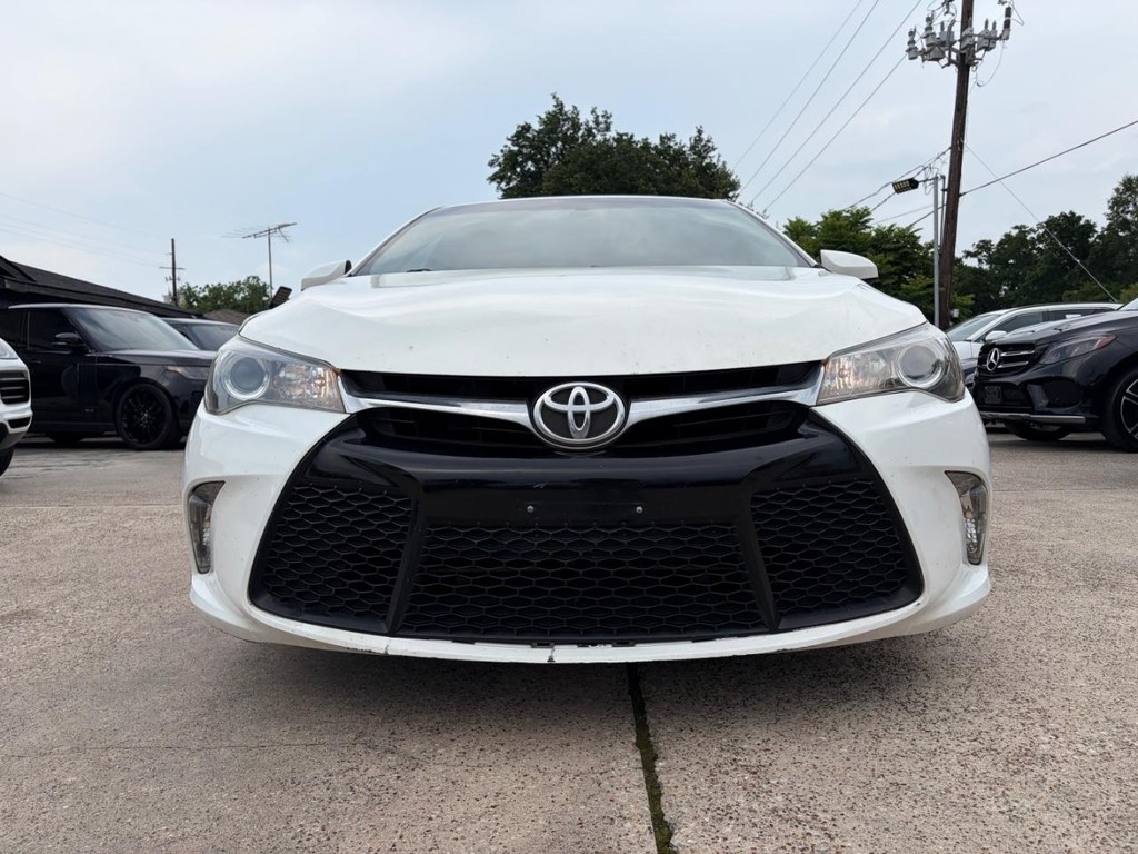 Toyota Camry Vehicle Full-screen Gallery Image 02